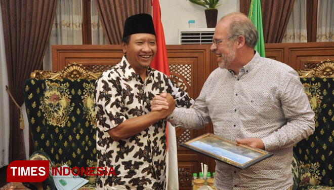 Bupati Pasuruan HM Irsyad Yusuf berbincang dengan tenaga ahli di POM Belanda, Mr. Cees Van Stiphout. (FOTO: AJP/TIMES lndonesia)