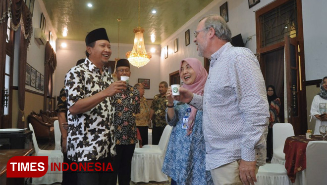 Bupati Pasuruan, HM Irsyad Yusuf (kiri) bertemu dengan perwakilan dari Pemprov Jatim dan tenaga ahli POM Belanda. (FOTO: AJP/TIMES lndonesia)