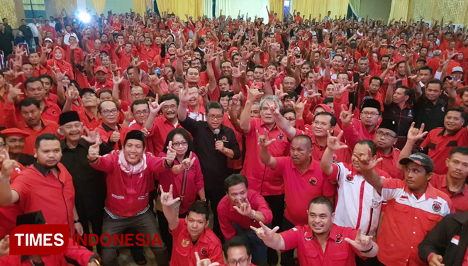 Hasto Kristiyanti di tengah ratusan kader PDI Perjuangan. (FOTO: PDI Perjuangan for TIMES Indonesia).
