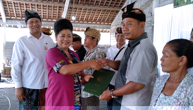 Bupati Karangasem I Gusti Ayu Mas Sumatri menyerahkan sertifikat kepada salah satu warga. (FOTO: Istimewa)