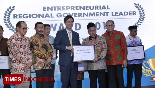 Wakil Bupati Pasuruan, mewakili Bupati HM Irsyad Yusuf menerima penghargaan INA Entrepreneur Award 2018. (FOTO: AJP/TIMES lndonesia)