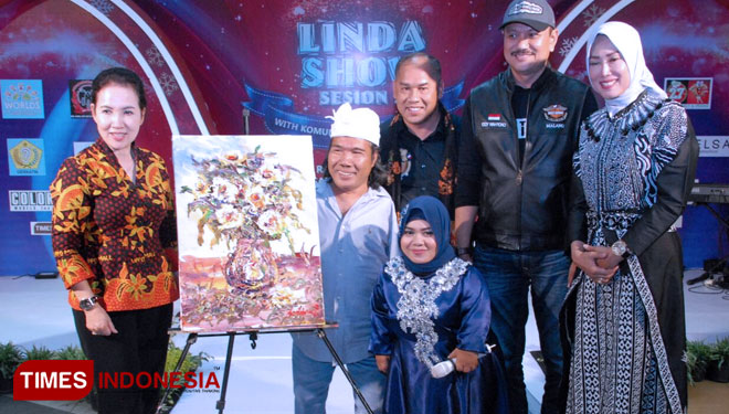 Suasana lelang lukisan Sadikin Pardi pada acara Linda Show Season II yang digelar di Malang Town Square (Matos), Senin (17/12/2018). (FOTO: Adhitya Hendra/TIMES Indonesia)