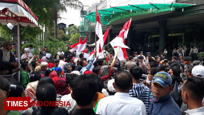 Massa Komite Penyelamat Aset Negara saat berorasi di Depan Gedung Granadi (FOTO: Alfi Dimyati/TIMES Indonesia)