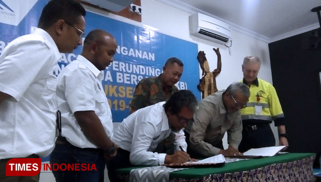 Penandatanganan berita acara perundingan Perjanjian Kerja Bersama (PKB) 2, PT Bumi Suksesindo (PT BSI), periode 2019-2021. (Foto: Syamsul Arifin/TIMES Indonesia)