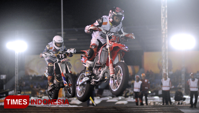 Pebalap asal Indonesia Gerry Salim saat bertanding dalam ajang Trial Game Asphalt 2018  di Sirkuit Stadion Kanjuruhan Kabupaten Malang.(foto: Imadudin M/Times Indonesia)