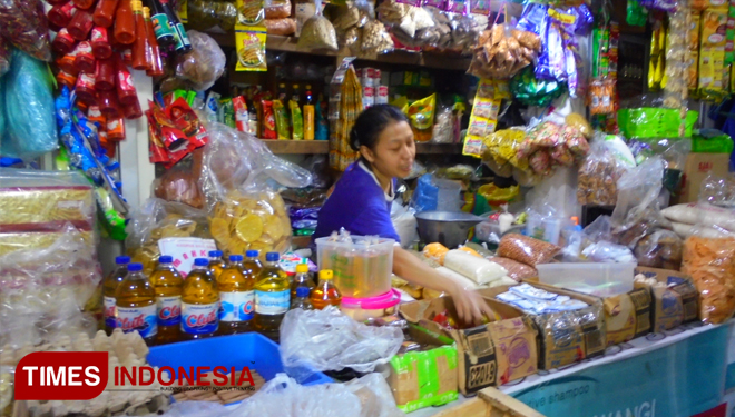 Pedagang sembako di Pasar Baru Gresik (FOTO: Akmal/TIMES Indonesia).