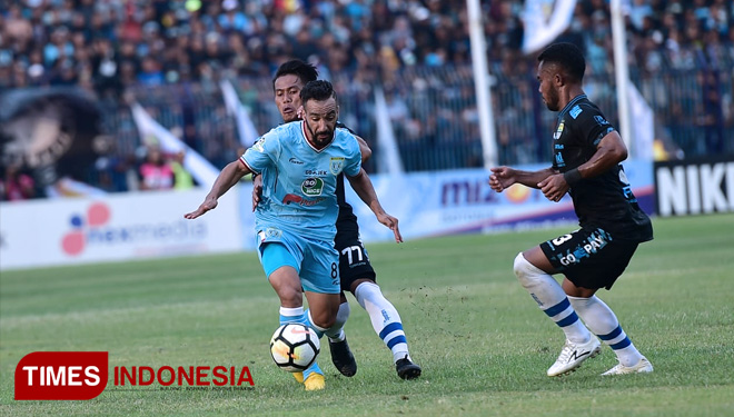 Diego Assiss berupaya melepaskan diri dari hadangan pemain Persib Bandung. (FOTO: MFA Rohmatillah/TIMES Indonesia)
