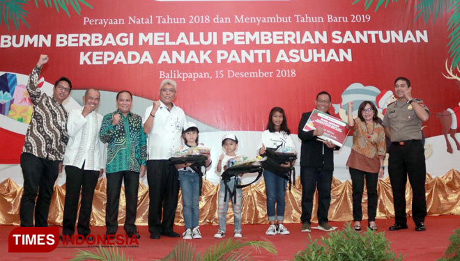 Perwakilan PT Jasa Marga (Persero) Tbk. dan PT Pupuk Indonesia (Persero) mengabadikan momen bersama anak yatim Kaltim di Balikpapan, Sabtu (15/12/18). (Foto: Humas PKT for TIMES Indonesia).