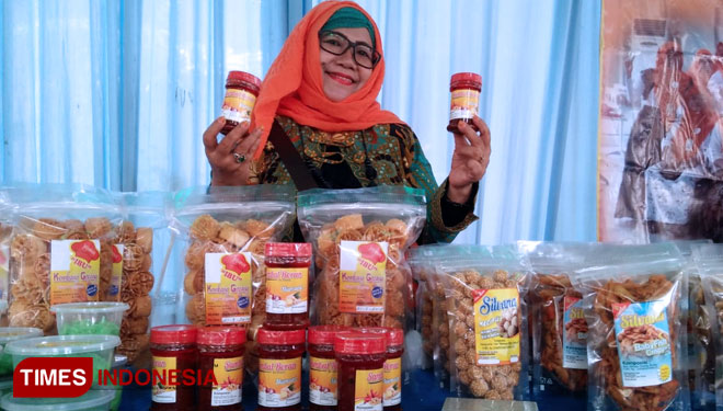 Silvana saat menunjukkan produk sambel boran saat mengikuti pameran makan khas daerah di halaman Pendopo Lokatantra Pemkab Lamongan. (FOTO: Siti Nura/TIMES Indonesia)