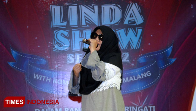 Penyanyi disabilitas Yohanna X-Factor saat tampil pada acara Linda Show Season II yang digelar di Malang Town Square (Matos), Senin (17/12/2018). (FOTO: Adhitya Hendra/TIMES Indonesia)