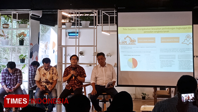 Koordinator JATAM, Merah Johansyah (dua dari kanan) dalam diskusi publik Coalruption bertajuk 'Elite Politik dalam Pusaran Bisnis Batu Bara' yang berlangsung di kawasan Cikini, Jakarta Pusat, Senin (17/12/2018). (FOTO: Rahmi Yati Abrar/TIMES Indonesia)