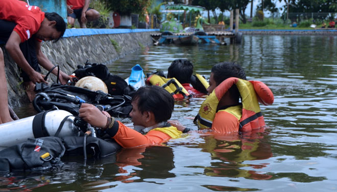 Relawan peserta penyegaran dan latihan water resque saat mendengarkan pelajaran dari Tim Intaifib TNI AL. (FOTO: Istimewa)