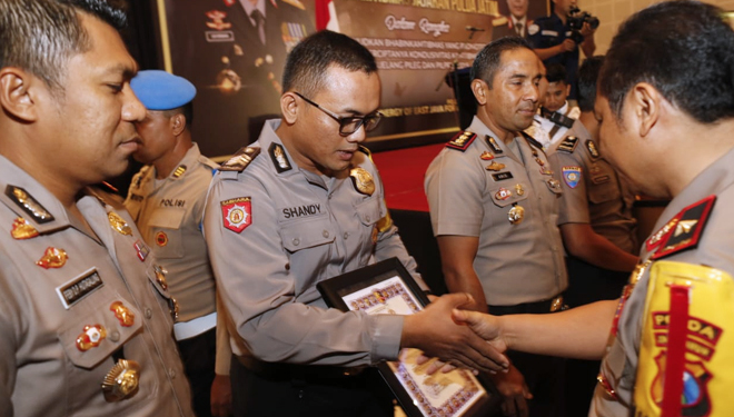 Brigadir Ahmaddiyah Shandy menerima piagam penghargaan dari Kapolda Jatim, (FOTO: Istimewa/TIMES Indonesia)