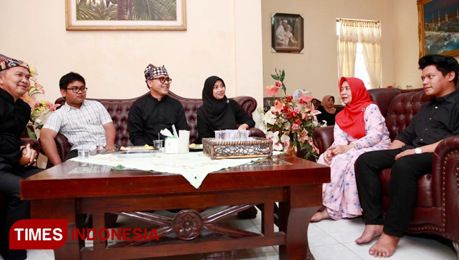 Bupati Banyuwangi Abdullah Azwar Anas bersama dengan keluarga mantan Bupati Samsul Hadi (Foto : Rizki Alfian/TIMESIndonesia)