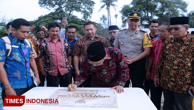 Suasana Penandatangan MoU Proyek KPBU Pengelolaan Air Minum antara Direktur PDAM KLU Raden Waliadin, SE dengan Direktur PT. Tiara Cipta Nirwana Made Gede Putra, di Aula Kantor Bupati Lombok Utara, Selasa (16/1/2018). (FOTO: Humas Pro KLU for TIMES Indones