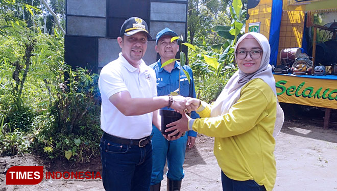 Camat Wajak M Nur Fuad Fauzi saat menerima bantuan bibit pohon dari CCCD. (Foto: Binar Gumilang/TIMES Indonesia)