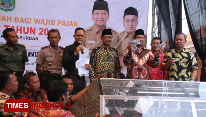Bupati Pasuruan, HM Irsyad Yusuf (tiga dari kanan) saat pengundian hadiah di pelataran klinik mata EDC Bangil. (FOTO: AJP/TIMES lndonesia)