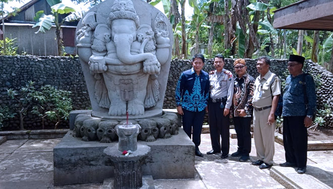 Kepala Dinas Pariwisata dan Kebudayaan Kabupaten Malang, Made Arya Wedhantara SH (paling kiri) bersama  anggota Muspika Sumberpucung saat menggelar ruwatan Lawang Kabupaten Malang. (FOTO: Istimewa)