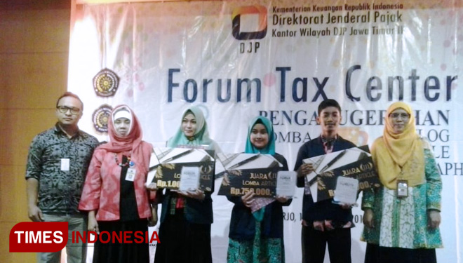 Aminatus Sholikhah (dua dari kanan), mahasiswi Prodi Akuntansi angkatan 2018, yang menjadi juara 1 di Forum Tax Center di Sidoarjo, Selasa, (18/12/2018). (FOTO: Humas UMG - Abdurrahman Faris/AJP TIMES lndonesia)