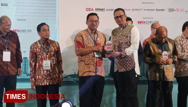 Kepala Diskominfo Kabupaten Pasuruan, Syaifudin Ahmad menerima penghargaan “Gerakan Menuju 100 Smart City” yang diberikan Dirjen APTIKA Kemenkominfo RI, Samuel Abrijani Pangerapan. (FOTO: AJP/TIMES Indonesia)