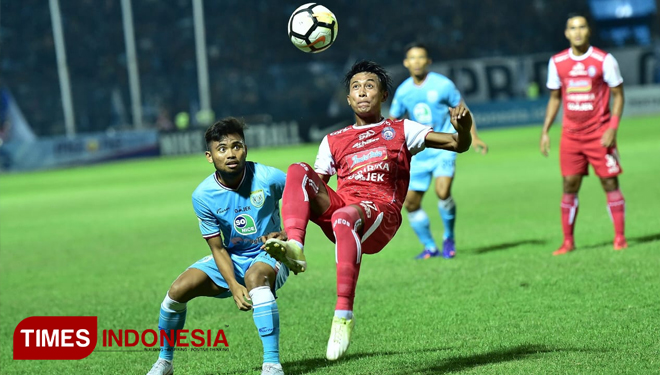 Saddil Ramdani berebut bola dengan pemain belakang Arema FC, (FOTO: MFA Rohmatillah/TIMES Indonesia)