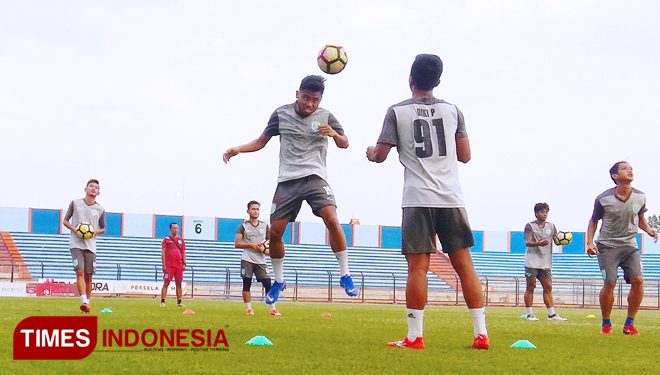 Saddil Ramdani menjalani sesi latihan di Stadion Surajaya, (FOTO: MFA Rohmatillah/TIMES Indonesia)