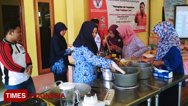 Seminar kewirausahaan dengan tema mengolah ikan bandeng menjadi produk bernilai lebih di Balai Desa Watuagung, Mengare (Foto: Akmal/TIMES Indonesia).