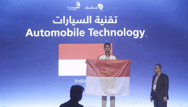 Mustaqim, teknisi muda dari Nissan Indonesia berhasil meraih medali perak di ajang World Skill Asia 2018 di Abu Dhabi, bersaing dengan ratusan peserta dari 19 negara Asia. (FOTO: Dok Nissan Indonesia)