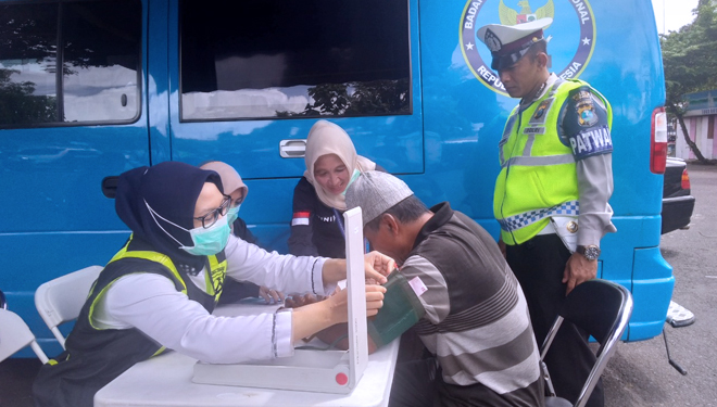BNN Kabupaten Malang melakukan tes urine bagi pengemudi angkutan umum dalam operasi gabungan di terminal Karangkates. (FOTO: Istimewa)