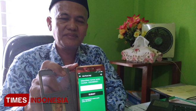 Kasi Haji Kemenag Kabupaten Madiun M. Basid menunjukkan aplikasi cek kuota haji. (foto: Ervan Marwantaka/TIMES Indonesia)