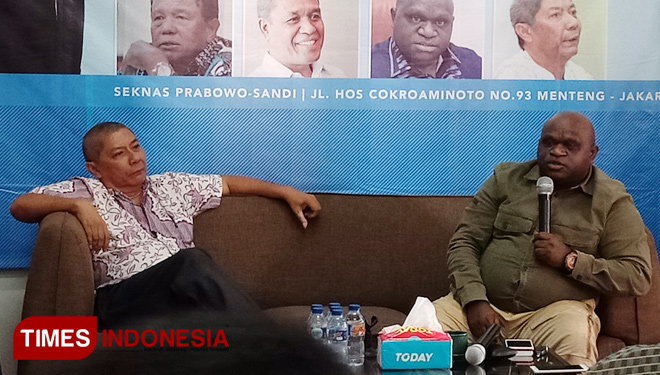 Natalius Pigai dalam diskusi bertajuk 'Keamanan Pilpres 2019: Optimisme atau Kekuatiran?' di Seknas Prabowo-Sandi, kawasan Menteng, Jakarta Pusat, Selasa (18/12/2018). (FOTO: Rahmi Yati Abrar/TIMES Indonesia)
