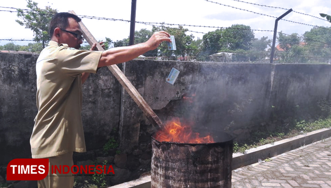 Petugas Dispendukcapil Magetan membakar KTP yang sudah tidak layak. (FOTO: MK Adinugroho/TIMES Indonesia)
