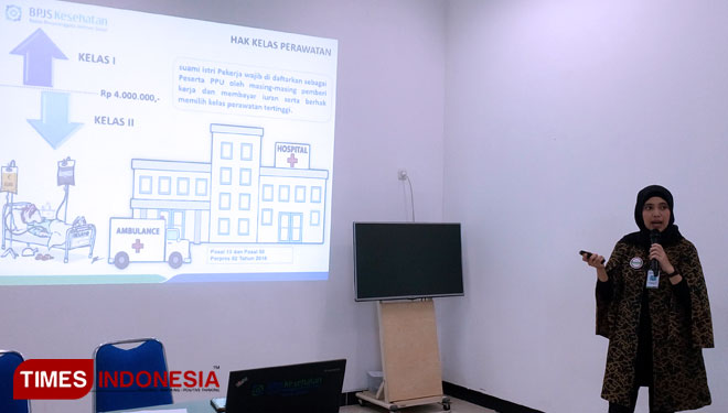 Kepala Bidang Penjamin Manfaat Rujukan BPJS Kesehatan Cabang Jember Aissyiyah Nur An Nisa saat menjelaskan tentang Perpres Nomor 82 Tahun 2018 di Aula BPJS Kesehatan Cabang Jember, Rabu (19/12/2018). (Dody Bayu Prasetyo/TIMES Indonesia)