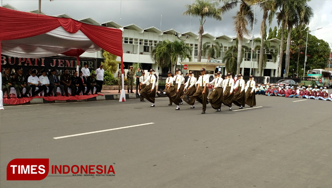 Penampilan kemampuan baris berbaris pelajar Jember dalam Peringatan Hari Bela Negara Tahun 2018 di Jember, Rabu (19/12/2018). (Dody Bayu Prasetyo/TIMES Indonesia)