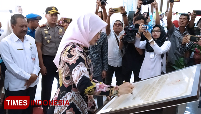 Bupati Probolinggo Puput Tantriana Sari saat meresmikan MPP, Rabu (19/12/2018). (FOTO: Happy L. Tuansyah/TIMES Indonesia)