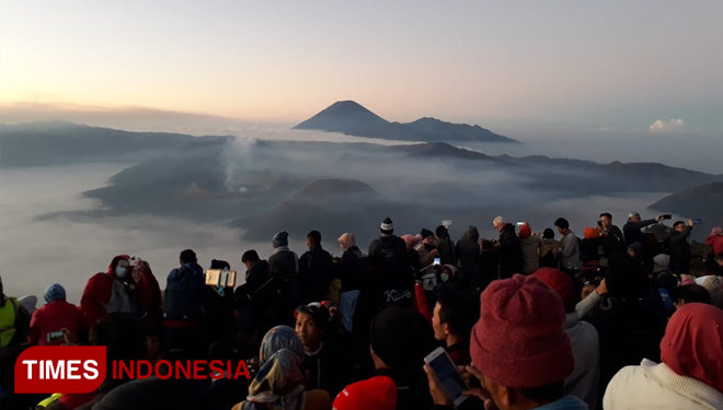 Wisatawan menikmati panorama Gunung Bromo (foto: Roni for TIMES Indonesia)