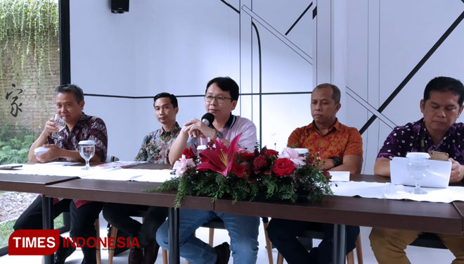 Area Manager Ace Jawa Timur, Tjia Henryson (tengah) menyampaikan keterangan kepada wartawan. (Foto: Imadudin M/TIMES Indonesia)