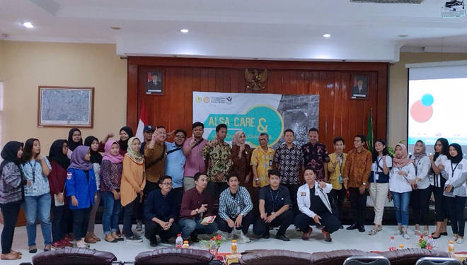 Para peserta ALSA CLCC Unsoed Purwokerto berfoto bersama usai seminar. (FOTO: Istimewa)