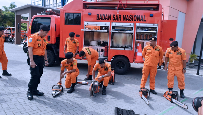 Kepala Kantor Basarnas Yogyakarta, L. Wahyu Efendi mengecek personel dan peralatan dalam rangka mengamankan liburan natal dan tahun baru 2019. (FOTO: Basarnas Yogyakarta/TIMES Indonesia)