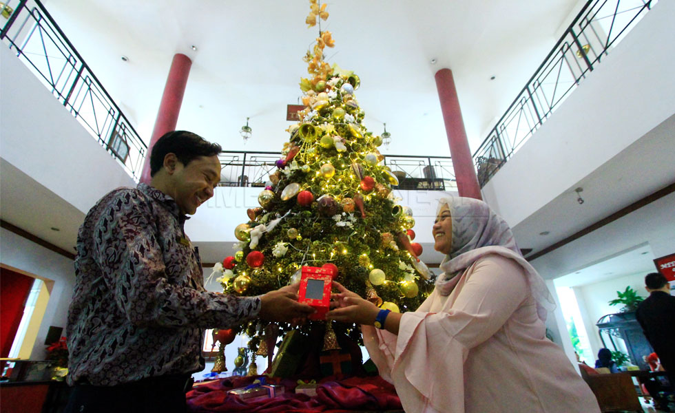 Hotel Tugu Malang menyajikan suasana natal dengan pohon natal yang terbuat dari biji pinus. (Foto : Tria Adha/TIMES Indonesia).