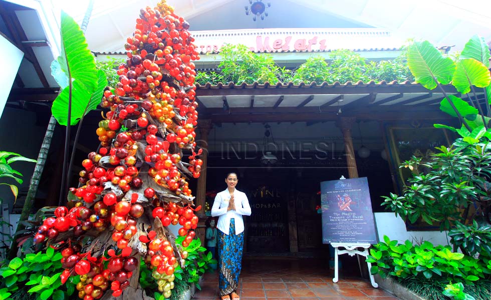 Hotel Tugu Malang menyajikan suasana natal dengan pohon natal yang terbuat dari pohon jati. (Foto : Tria Adha/TIMES Indonesia).