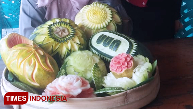 Ukiran buah dengan teknik seni Garnis dan Fruit Carving, Kamis (20/12/2018). (FOTO: Yudi Handoyo. Times Indonesia)