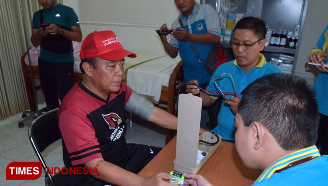 Bupati Lamongan Fadeli, memeriksakan kesehatannya di Pojok Kesehatan Setdakab (PKS) Lamongan, Jumat (21/12/2018). (FOTO: Ardiyanto/TIMES Indonesia)