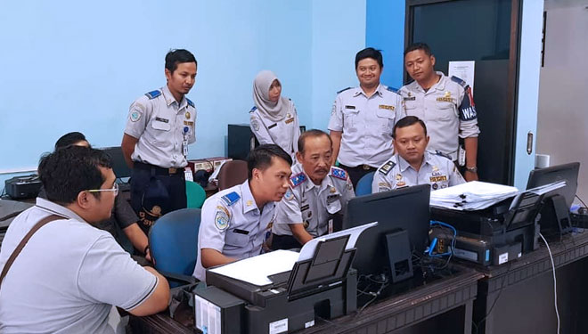 Kepala Dishub Kabupaten Malang Eka Hafi Lutfi (tengah) saat melakukan briefing dengan petugas Dishub (Foto: Istimewa)