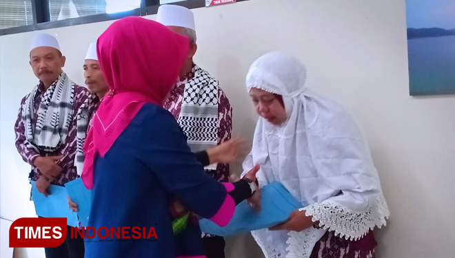 Rektor UWG Malang Lepas Jemaah Umroh, ini Pesannya. (FOTO: AJP/TIMES Indonesia)