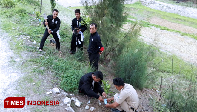 Persaudaraan Setia Hati Terate (PSHT) Rayon Ketambul Kecamatan Palang, Kabupaten Tuban, tanam pohon untuk menambah Paru-paru dunia dan memperkaya jumlah oksigen, Jumat (21/12/2018) (For: Safuwan/TIMES Indonesia)