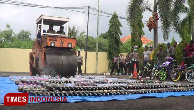 Pemusnahan ribuan botol miras menggunakan alat berat di halaman Mapolres Probolinggo, Jawa Timur.(FOTO: Dicko W/,TIMES Indonesia)