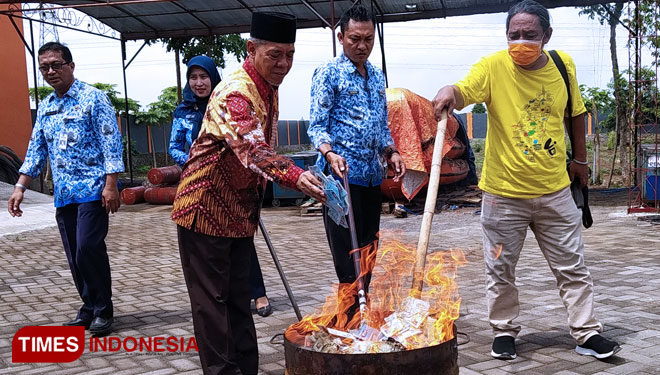 Pemusnahan KTP invalid oleh Kepala Dispendukcapil Kota Probolinggo. (FOTO: Happy L. Tuansyah/TIMES Indonesia)