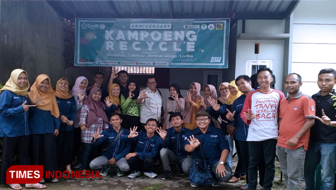 Narasumber talkshow dan anggota GenBi berfoto bersama dalam 1st Anniversary Kampoeng Recycle di Perum Taman Gading, Sabtu (22/12/2018). (Foto: Dody/TIMES Indonesia)