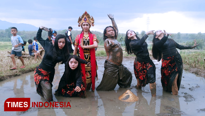 Tarian Tembang Sabin saat Festival Pedhut Kuning di Desa Brumbun, Wungu, Kabupaten Madiun. (FOTO: Ervan marwantaka/TIMES Indonesia)